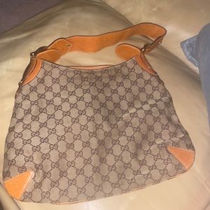 Gucci Hobo, vintage and easy to wear.